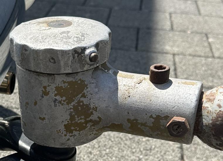 Historische Zugkugelkupplung mit Drehverschluss an einem Pfander-Anhänger