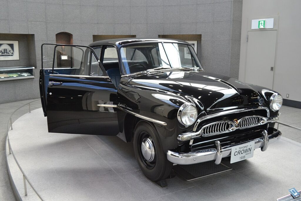 Schwarzer Toyopet Crown RS von 1955 in einer Museumshalle